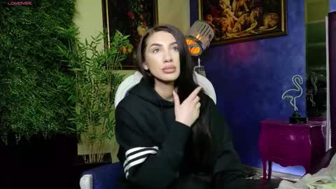 Nicolle online show from November 19, 2025, 1:33 pm