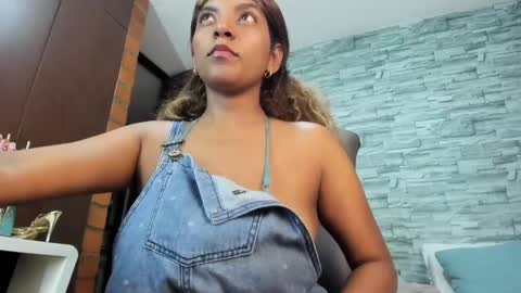 nicollesofia3 online show from February 24, 2025, 3:33 am