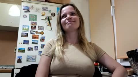 Snapshot of nidarobichau chatting on October 1, 2025, 3:51 pm Mila online show from October 1, 2025, 3:51 pm