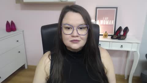 Snapshot of nightholly chatting on February 12, 2026, 6:08 am Holly online show from February 12, 2026, 6:08 am