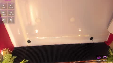 Snapshot of nikii_white chatting on December 18, 2024, 4:53 am nikii_white online show from December 18, 2024, 4:53 am