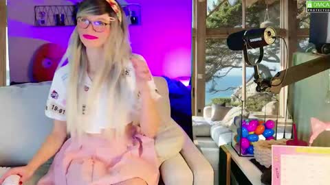 Snapshot of nikki_goldberg chatting on October 5, 2025, 9:29 am Kitty Chatte online show from October 5, 2025, 9:29 am