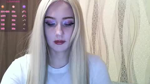Nikki Roseanna online show from November 21, 2025, 3:44 pm