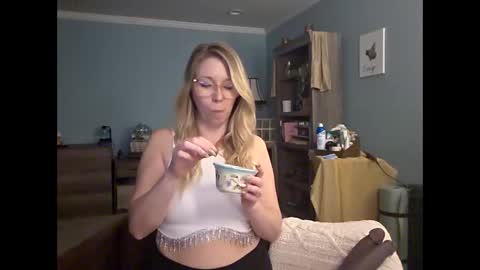 nikkib653466 online show from April 15, 2026, 9:37 pm