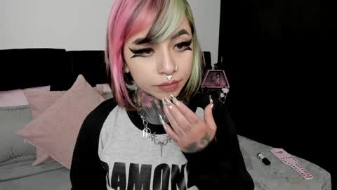 Nikki Ramone   online show from January 3, 2025, 3:01 pm