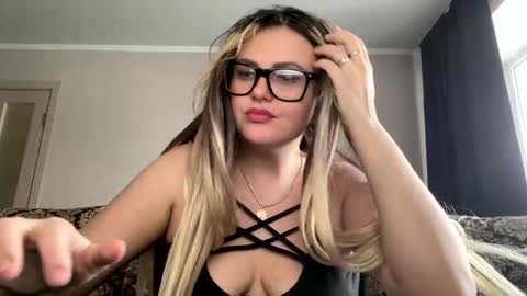 Snapshot of niko_peach chatting on December 2, 2024, 6:09 am Nika online show from December 2, 2024, 6:09 am