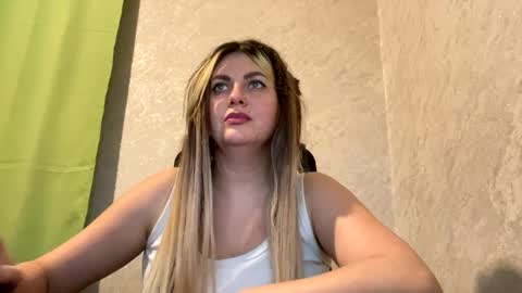 Snapshot of niko_peach chatting on December 9, 2024, 11:47 am Nika online show from December 9, 2024, 11:47 am