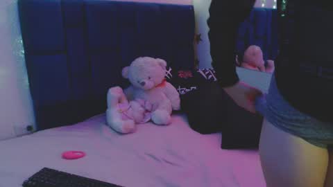 nikolle_huyt online show from September 10, 2025, 9:37 pm