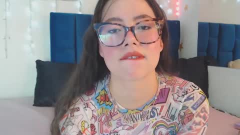 nikolle_huyt online show from September 17, 2025, 8:21 pm