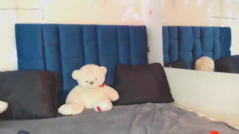 nikolle_huyt online show from September 23, 2025, 9:07 pm