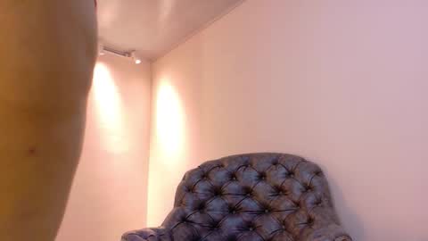  NIKY SMIT  online show from October 3, 2025, 10:34 am