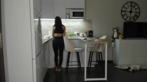 Bella online show from October 3, 2025, 9:01 pm