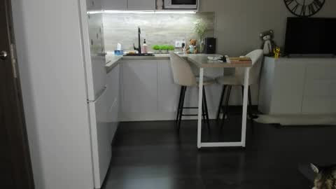 Bella online show from November 6, 2025, 6:42 pm