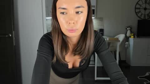 Bella online show from November 28, 2025, 6:10 pm