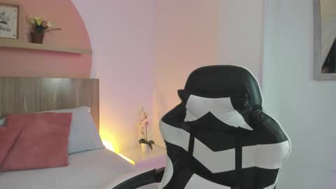 N I N A online show from October 7, 2025, 2:31 am