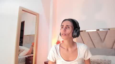 Nina online show from October 6, 2025, 6:27 pm