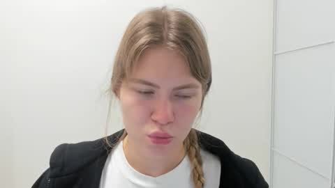 ninarihh online show from October 7, 2025, 8:44 am