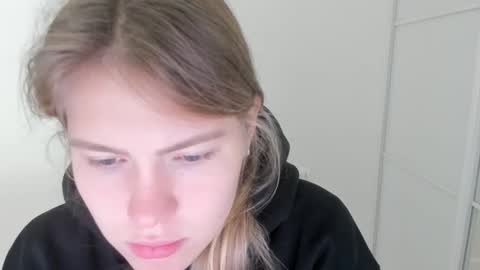 ninarihh online show from October 12, 2025, 9:41 am