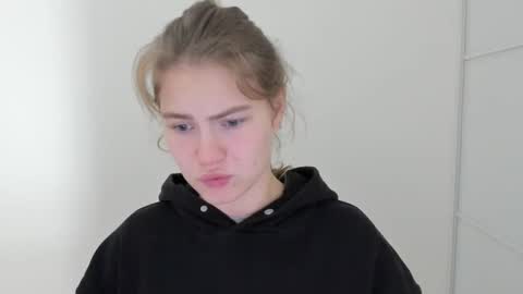 ninarihh online show from October 25, 2025, 10:01 am