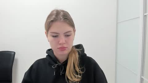 ninarihh online show from November 16, 2025, 10:21 am