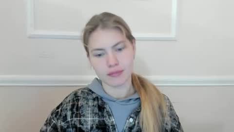 ninarihh online show from November 23, 2025, 9:09 am