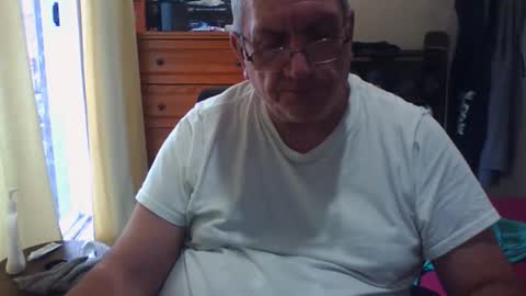 Snapshot of nionios67 chatting on October 20, 2025, 3:45 pm Dennis online show from October 20, 2025, 3:45 pm