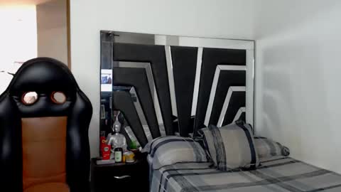 Noah Harris01 online show from November 6, 2025, 2:18 pm