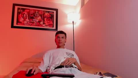 noahh_sky online show from March 23, 2026, 4:27 am