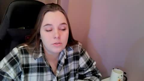 noir_ember_ online show from November 28, 2025, 12:41 pm