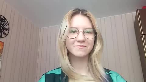 Snapshot of novellahartig chatting on February 6, 2026, 7:12 am Sari It is my first day online show from February 6, 2026, 7:12 am