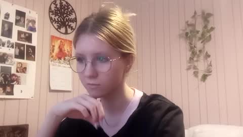 Snapshot of novellahartig chatting on February 21, 2026, 2:51 pm Sari It is my first day online show from February 21, 2026, 2:51 pm