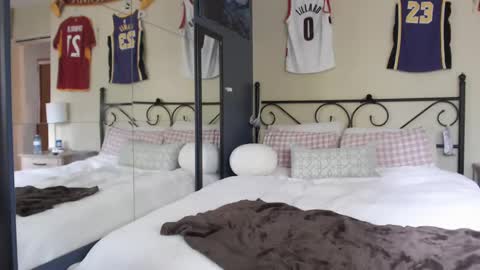 Snapshot of nptv88 chatting on October 6, 2025, 5:21 pm Nick and Tiffany online show from October 6, 2025, 5:21 pm