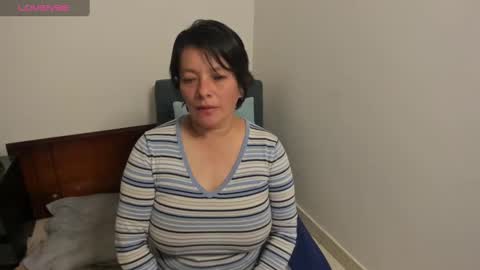 nuit_rose online show from February 7, 2025, 6:45 am