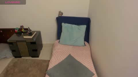 nuit_rose online show from October 19, 2025, 2:12 am