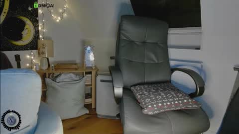 Nyl0nnickb0y online show from December 2, 2025, 9:21 pm