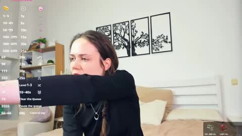 Elis online show from April 12, 2026, 8:25 pm