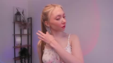 Lynna online show from May 24, 2026, 11:04 am
