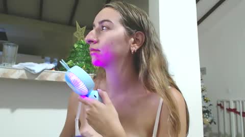 Snapshot of odette_brigh_ chatting on December 12, 2024, 10:52 pm Val online show from December 12, 2024, 10:52 pm