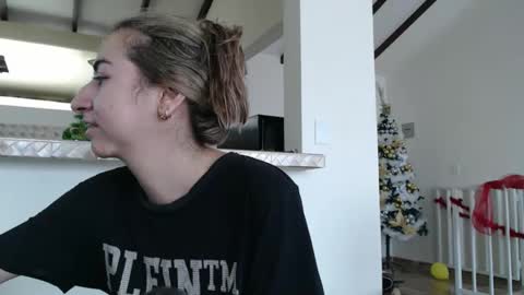 Snapshot of odette_brigh_ chatting on December 18, 2024, 2:38 pm Val online show from December 18, 2024, 2:38 pm