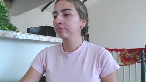 Snapshot of odette_brigh_ chatting on December 18, 2024, 9:18 pm Val online show from December 18, 2024, 9:18 pm