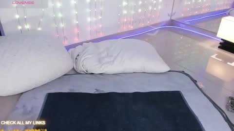 ohyesly_ online show from September 30, 2025, 11:04 am