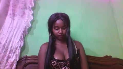 olinah610 online show from November 14, 2025, 7:56 pm