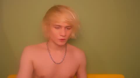 Snapshot of oliver_sweet_ chatting on December 15, 2024, 3:13 am Oliver online show from December 15, 2024, 3:13 am