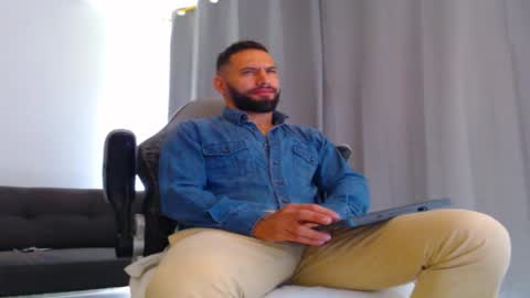 oliver online show from November 5, 2025, 2:28 pm