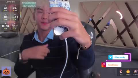 Oliver online show from October 22, 2025, 1:44 pm