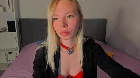 Snapshot of olivia_bells chatting on November 16, 2025, 10:59 pm Olivia 3 online show from November 16, 2025, 10:59 pm