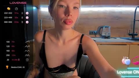 Snapshot of olivia_bells chatting on November 26, 2025, 10:00 pm Olivia 3 online show from November 26, 2025, 10:00 pm