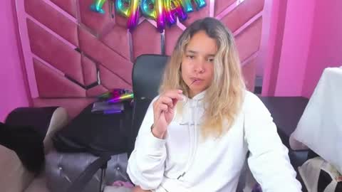  OLIVIA  online show from February 5, 2025, 6:35 am