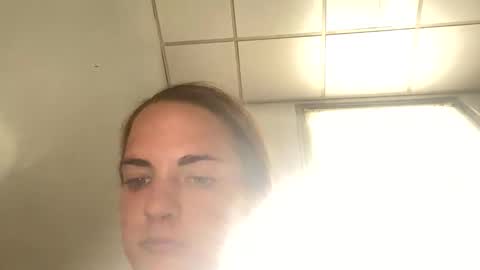 oliviaaraee online show from April 22, 2026, 9:05 pm