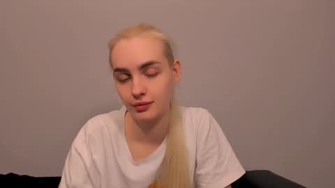 Snapshot of oliviahappy chatting on March 23, 2026, 1:15 pm oliviaBeauty online show from March 23, 2026, 1:15 pm